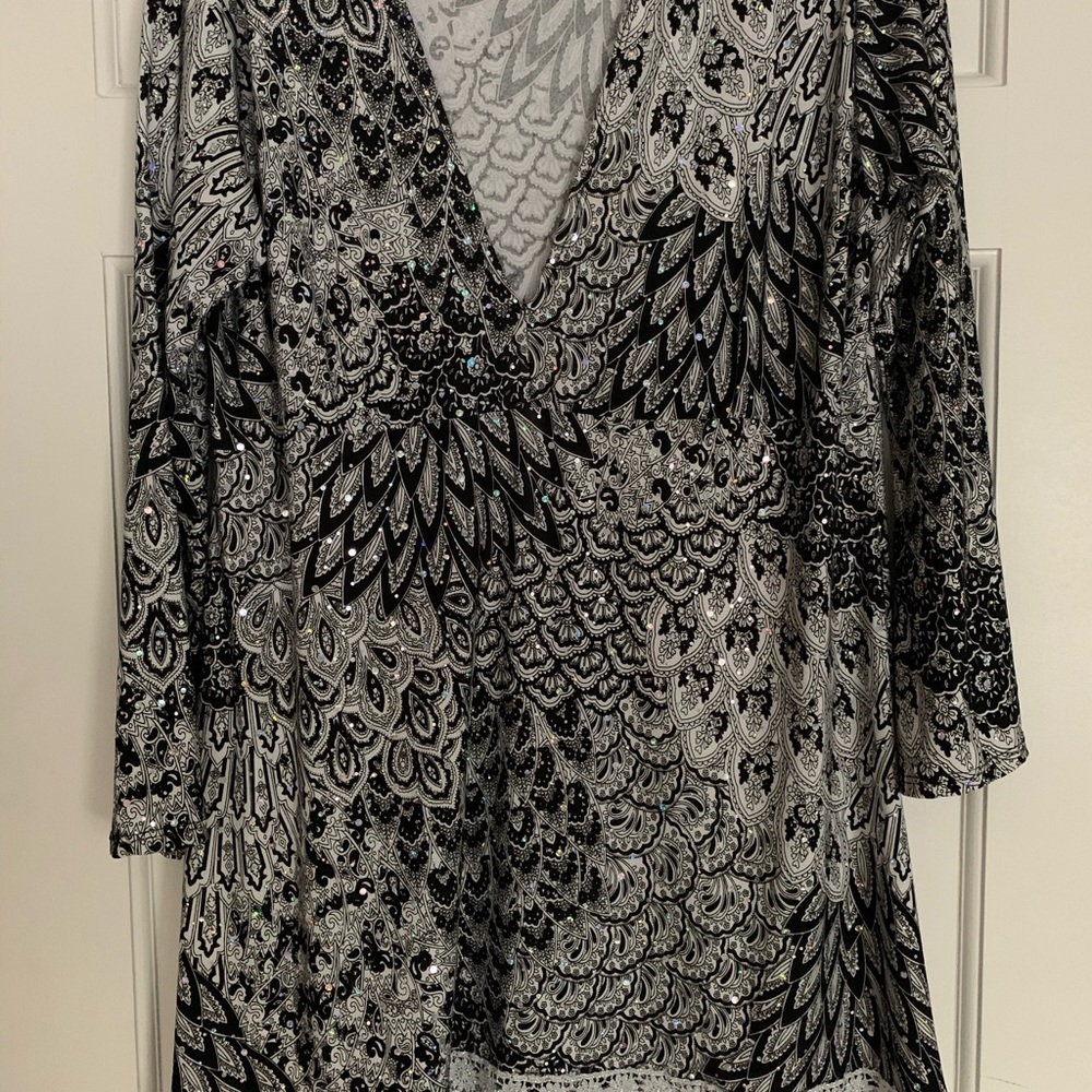 Cool sequined tunic with bottom trim